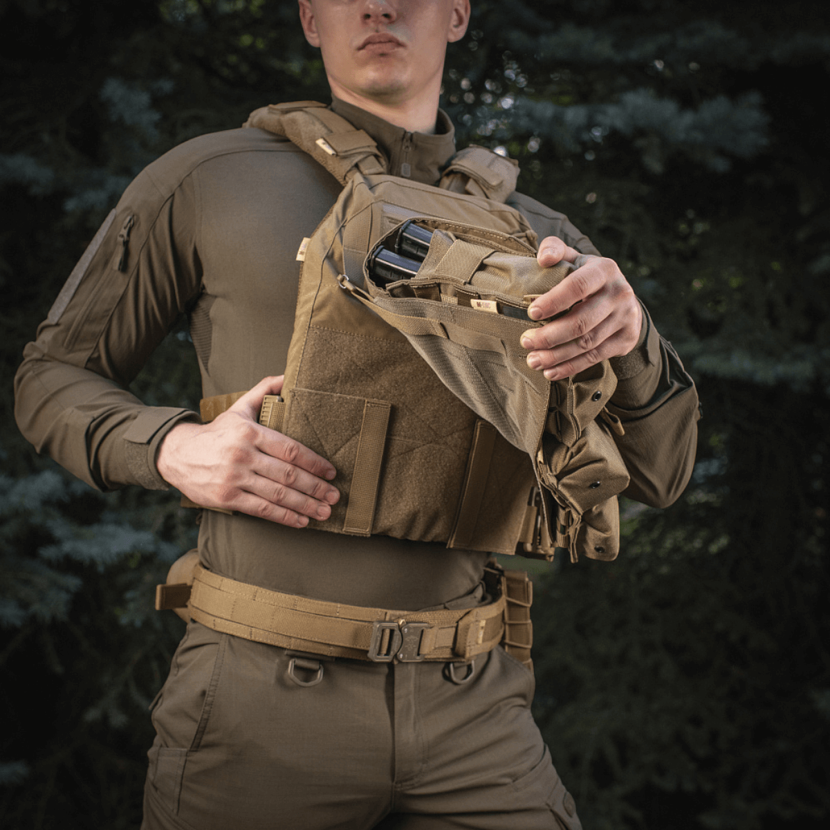 Militærpersonel iført M-Tac Frontpanel til Plate Carrier Cuirass QRS XL med magasintasker i naturmiljø
