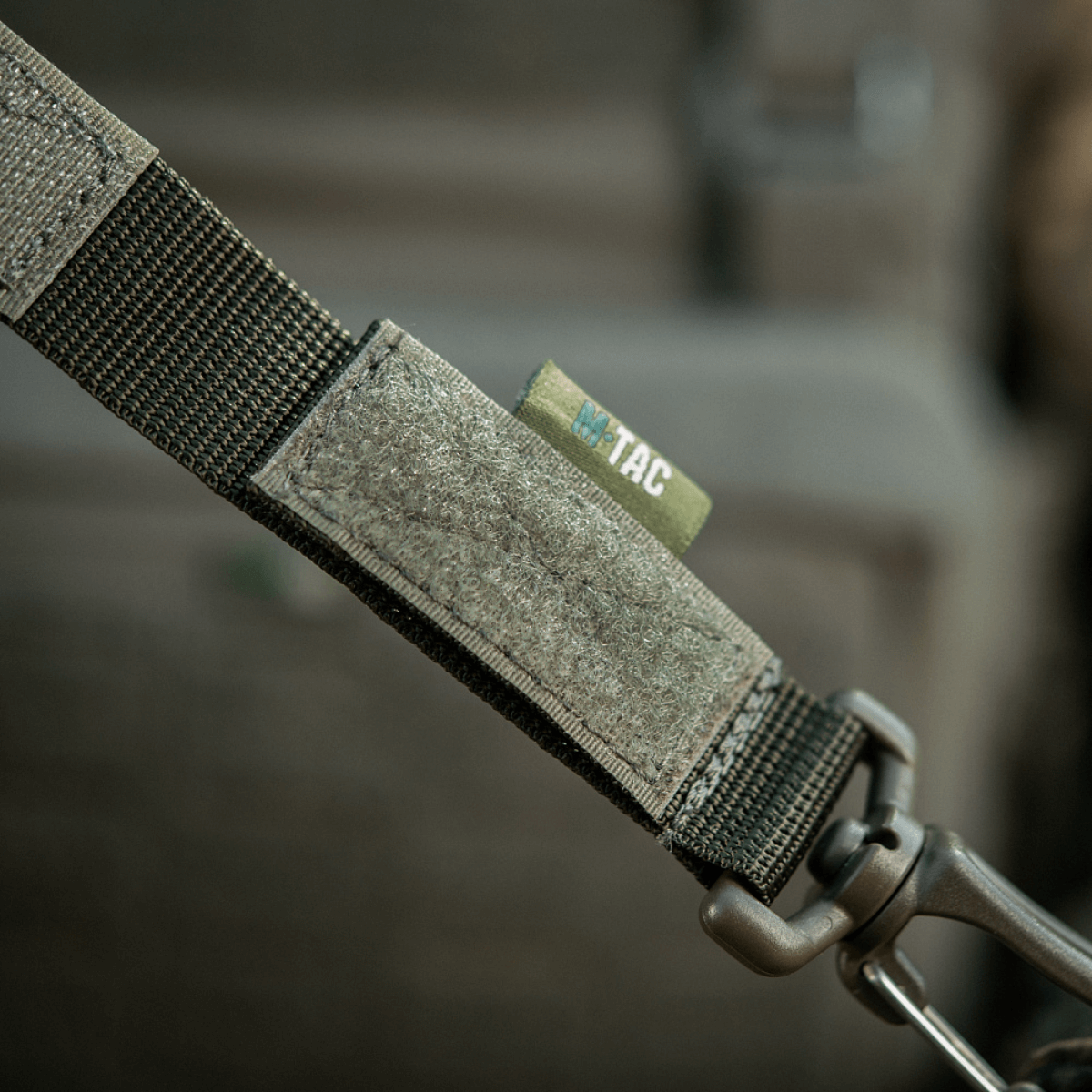 M-Tac Karabinhage Tilbehør med justerbar Velcro-rem til MOLLE-systemer, let og kompakt design til taktisk brug.