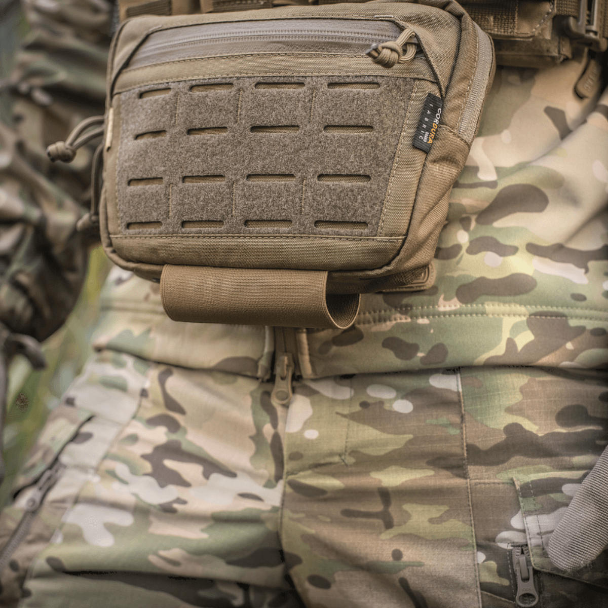 M-Tac Lomme til Tilbehør Lower Large Elite i Cordura 500D materiale monteret på camouflage uniform for udendørs brug