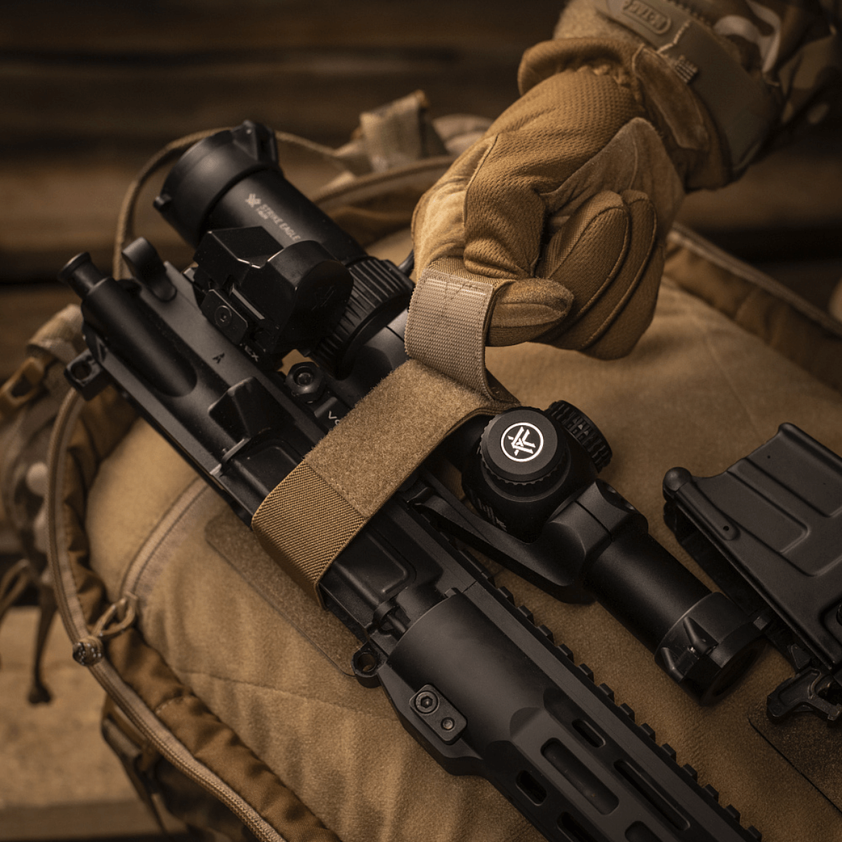 M‑Tac Indlæg til Rygsæk (3 stk) i brug til at sikre en AR-15 med Velcro-fastgørelse og justerbare indlæg for optimal fiksering.