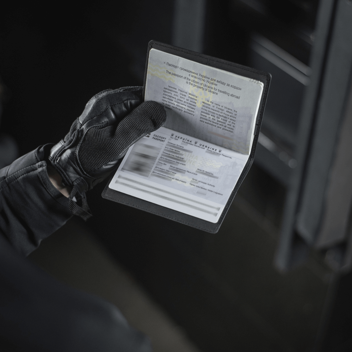 M‑Tac Pascover beskytter pas mod slid og skader, polymerkomposit materiale, stilfuldt design med "Passport"-tryk, indvendige rum til kort.