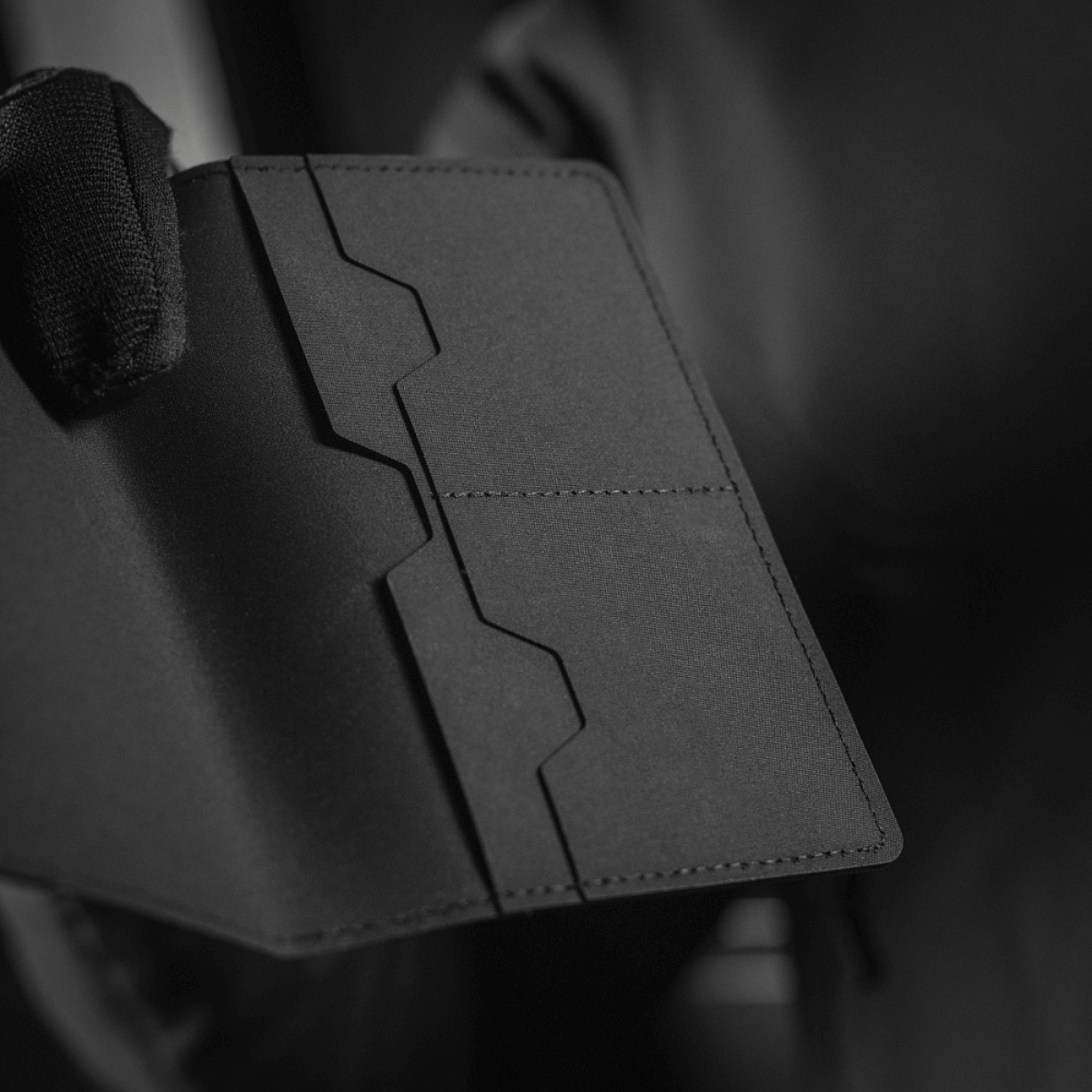 M‑Tac Pascover beskytter pas med slidstærkt design, indvendige rum til kort og stilfuldt udseende til rejsende.