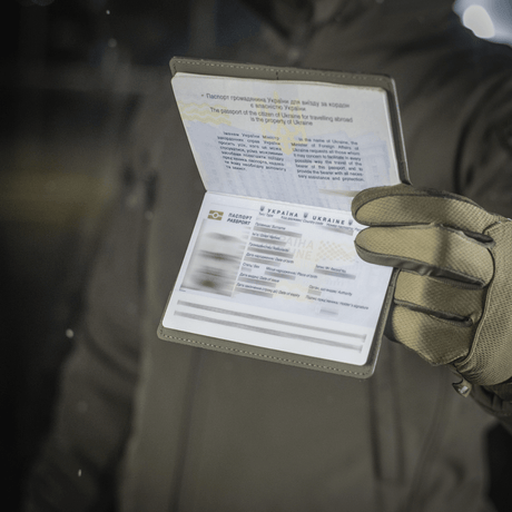 M‑Tac Pascover beskytter pas mod slid, med stilfuldt logo og rum til plastkort, perfekt til rejser. Højd holdbarhed og funktionalitet.