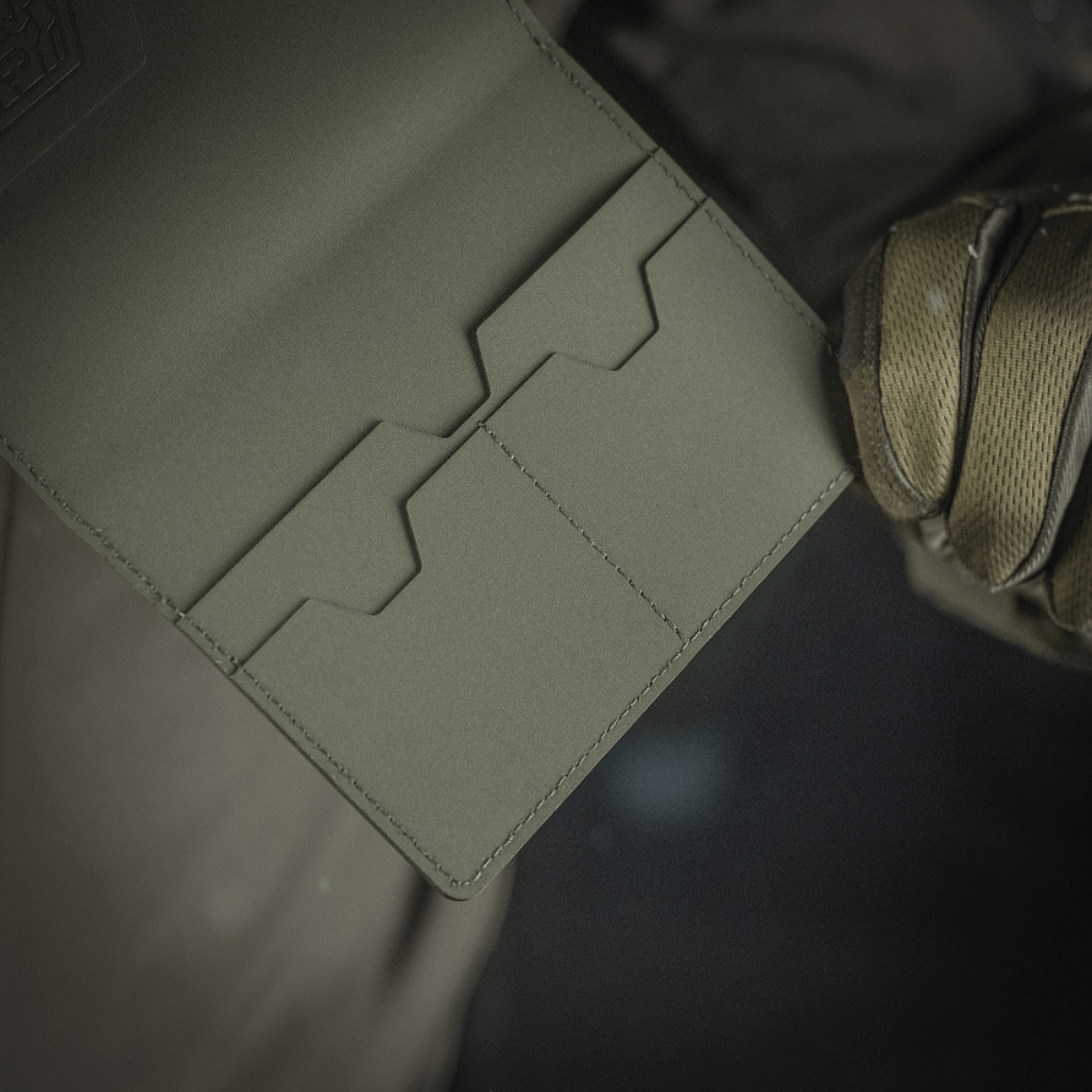 M‑Tac Pascover med plastkortlommer, holdbart polymerdesign til pasbeskyttelse, passende til rejsebrug.