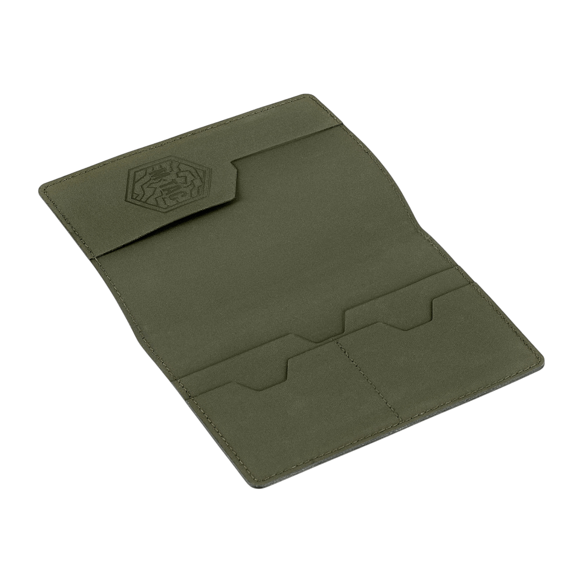 M‑Tac Pascover i polymerkomposit med rum til plastkort og stilfuldt logo, beskytter pas mod slid og skader. Størrelse 13,5 x 10 cm.