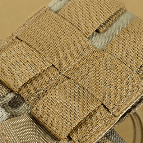 M‑Tac Magasinsæk Dump Pouch Lite Elite monteret på MOLLE system, tæt på visning af stropper. Cordura 500D konstruktion og hurtiglukkesystem.