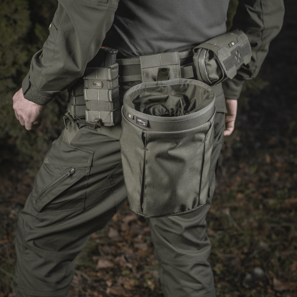 M‑Tac Magasinsæk Dump Pouch Lite Elite monteret på en taktisk bælte med quick-pull lukkesystem og Cordura 500D materiale.
