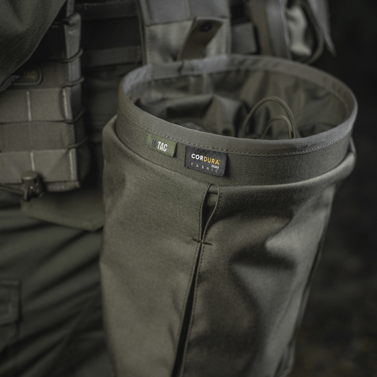 M‑Tac Magasinsæk Dump Pouch Lite Elite monteret på MOLLE, lavet af Cordura 500D med hurtiglukkesystem og drænnet.