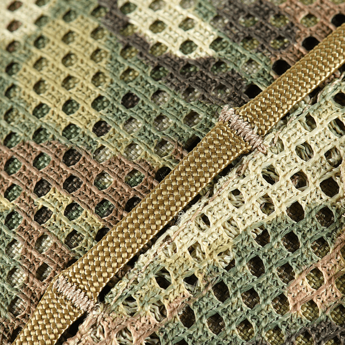 Detalje af M‑Tac Hjelmcover Shroud Elite i MULTICAM tekstil med Cordura 500D for maksimal holdbarhed og kamuflage.