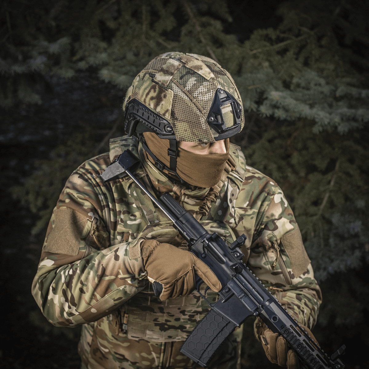 M‑Tac Hjelmcover Shroud Elite i MULTICAM camouflage, anvendt på TOR-D hjelm for optimal skjul og beskyttelse, udendørs.