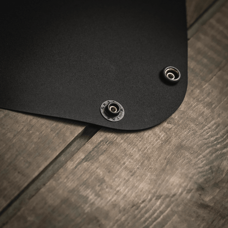 Nærbillede af M‑Tac Field Vedligeholdelsesbakke 18x30 cm på en træoverflade