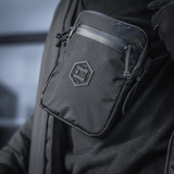 M‑Tac Pocket Bag Elite HEX i slidstærkt materiale, monteret på person, designet til praktisk opbevaring af småting og udstyr.