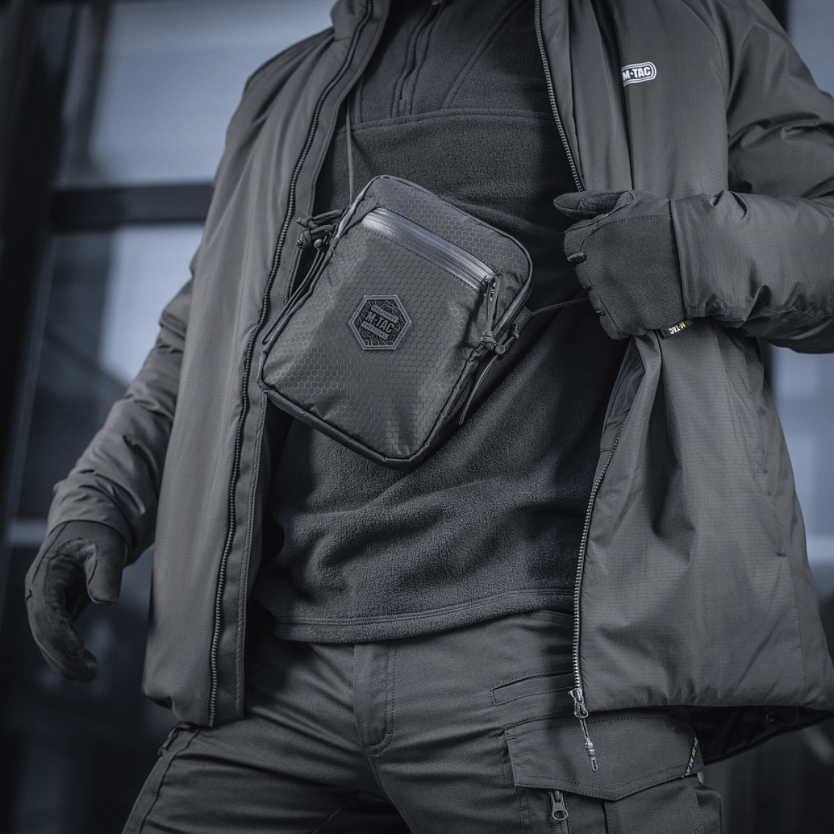 M-Tac Pocket Bag Elite HEX i brug som praktisk kompakt taske til opbevaring, fremstillet med slidstærkt materiale og holdbare YKK lynlåse, ideel til daglig brug.