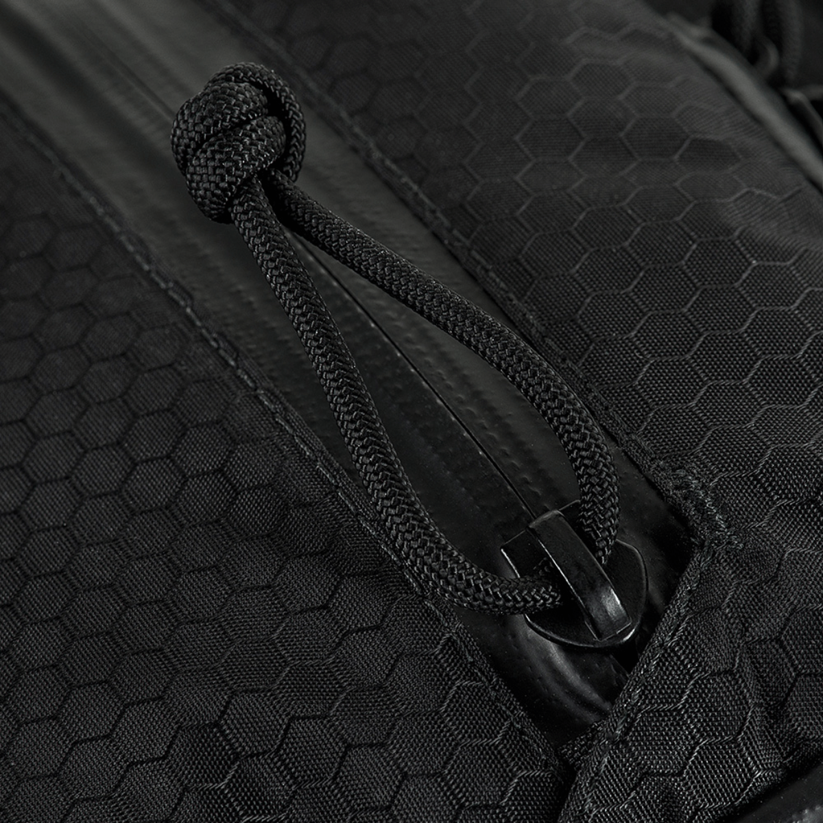 Detalje af M‑Tac Pocket Bag Elite HEX med slidstærkt materiale og YKK lynlås designet til daglig brug.