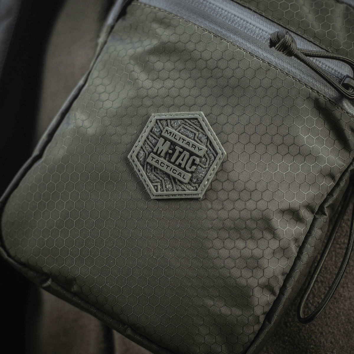 M‑Tac Pocket Bag Elite HEX i slidstærkt materiale med YKK lynlåse. Ideel til opbevaring af EDC-udstyr og nøgler.