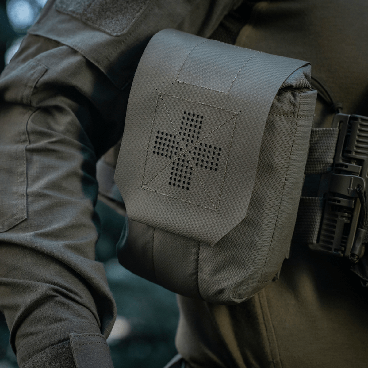 M‑Tac Medic Pouch Vertical Large Elite på taktisk uniform for hurtig adgang til førstehjælpsudstyr, lavet af Cordura 500D.