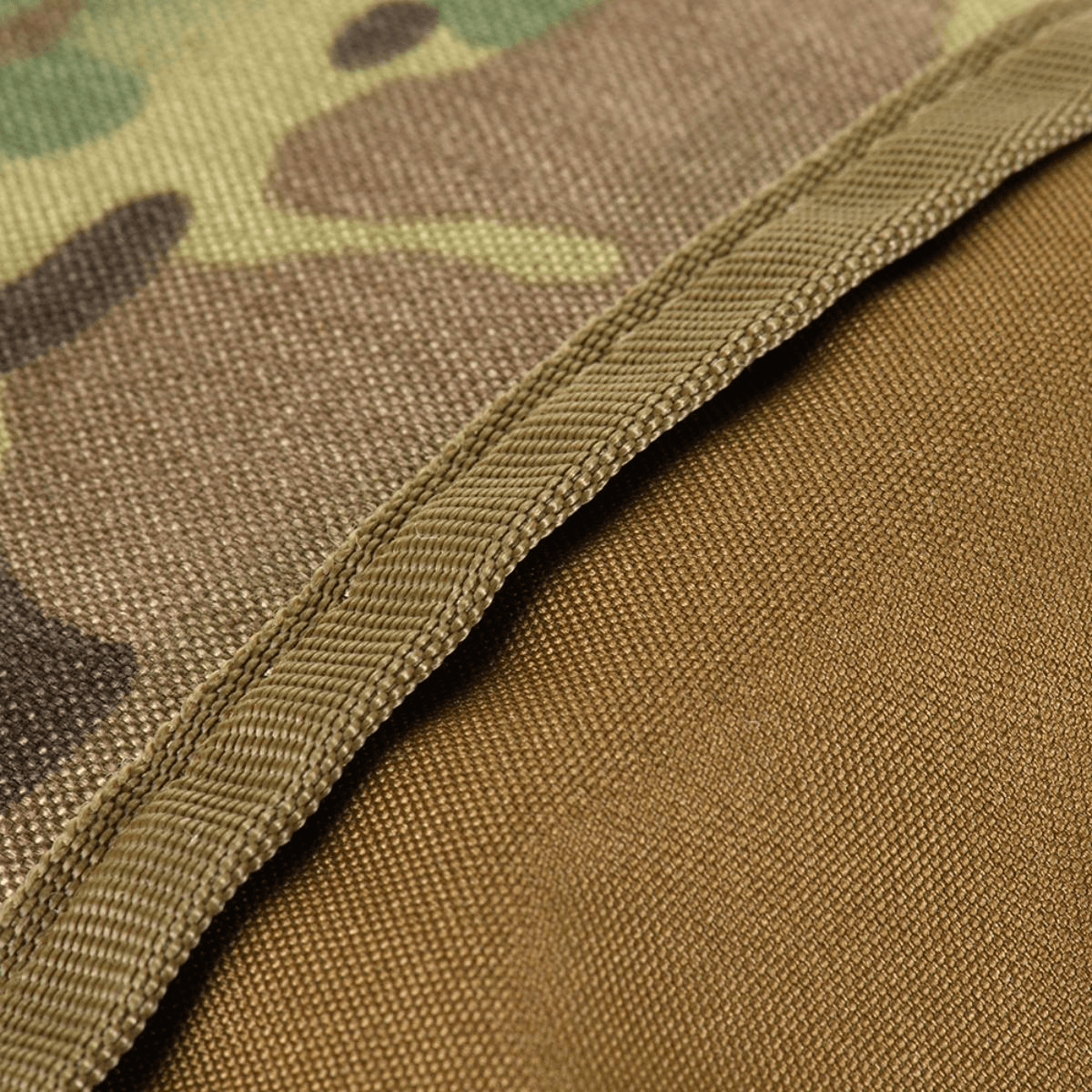 Detalje af M-Tac Pouch Sukharka Gen.3 XL i Cordura 500D materiale med camouflage mønster og solide syninger. Ideel til feltbrug.