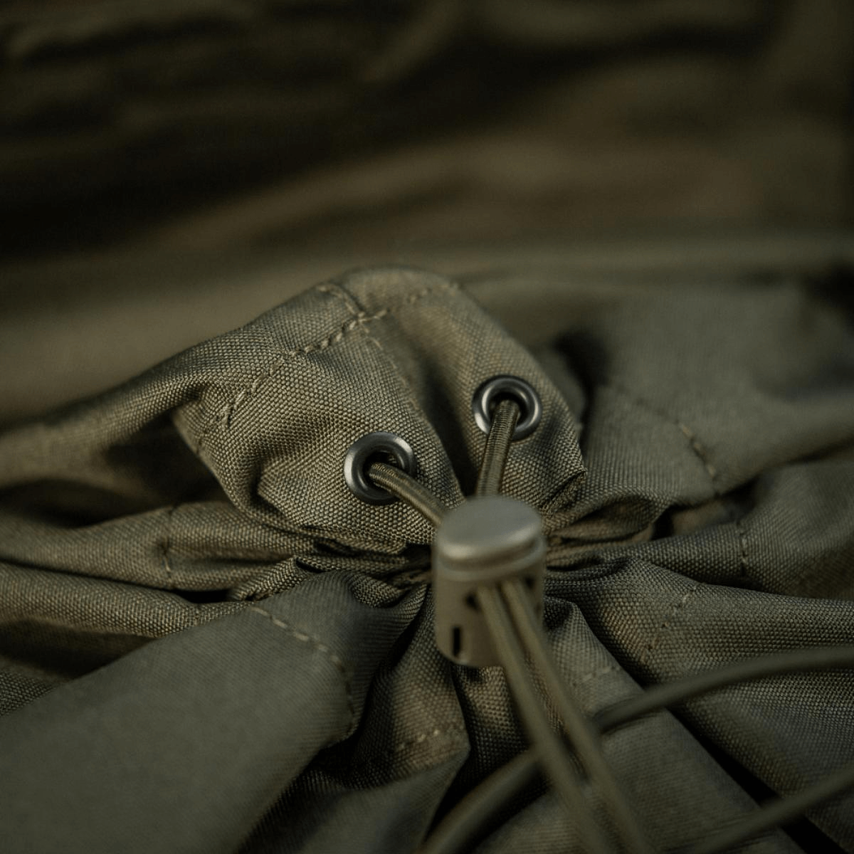 M-Tac Pouch Sukharka Gen.3 XL med elastikstramning i slidstærkt Cordura 500D stof, perfekt til feltbrug og fastgørelse via MOLLE-systemet.