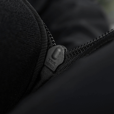 Nærbillede af YKK lynlås på M-Tac Tablet Bag Laser Cut Hex i Cordura materiale.