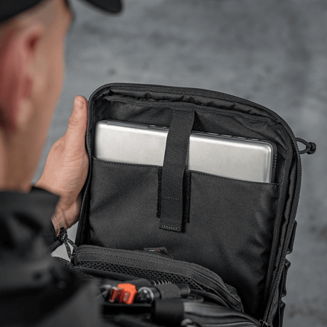 M-Tac Tablet Bag Laser Cut Hex, åben taske med et tablet, hurtig adgang. Fremstillet i Cordura, frontpanel med Laser Cut MOLLE.