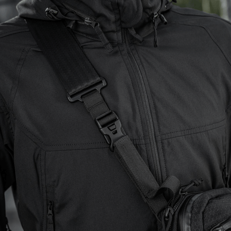 Person bærer M-Tac Tablet Bag Laser Cut Hex med justerbar skulderrem og robust spænde