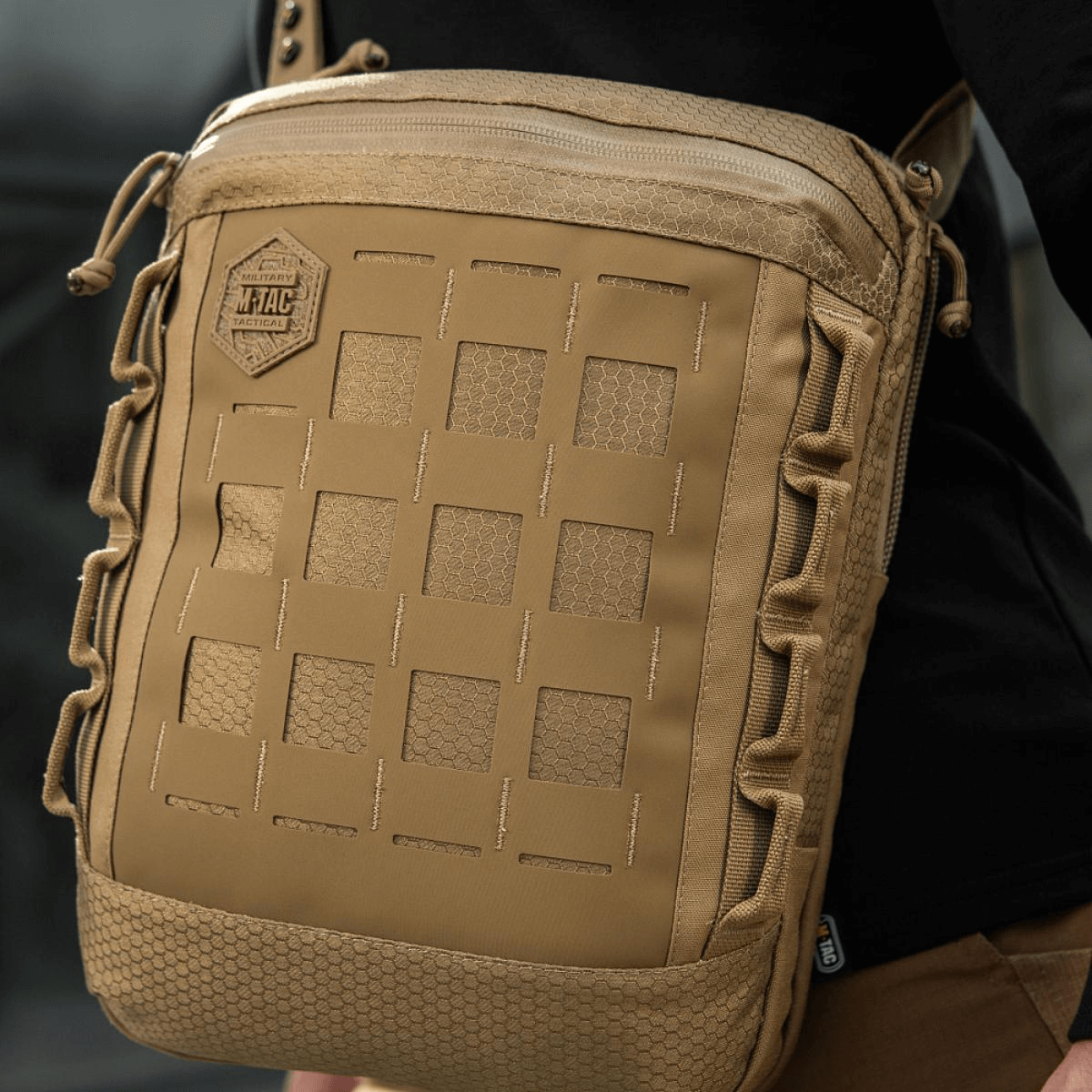 M-Tac Tablet Bag Laser Cut Hex i brun Cordura, praktisk til EDC og skjulte våben, med Laser Cut MOLLE og modulære inserts.