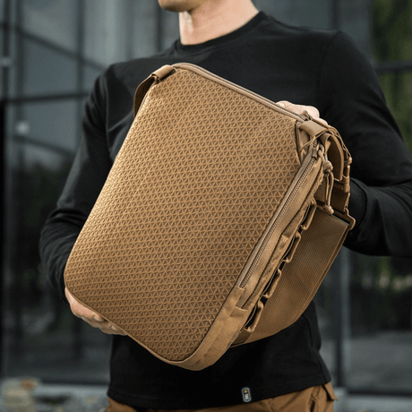 Person holder M-Tac Tablet Bag Laser Cut Hex, praktisk taske til tablet og dokumenter med laser cut MOLLE panel, lavet af Cordura.