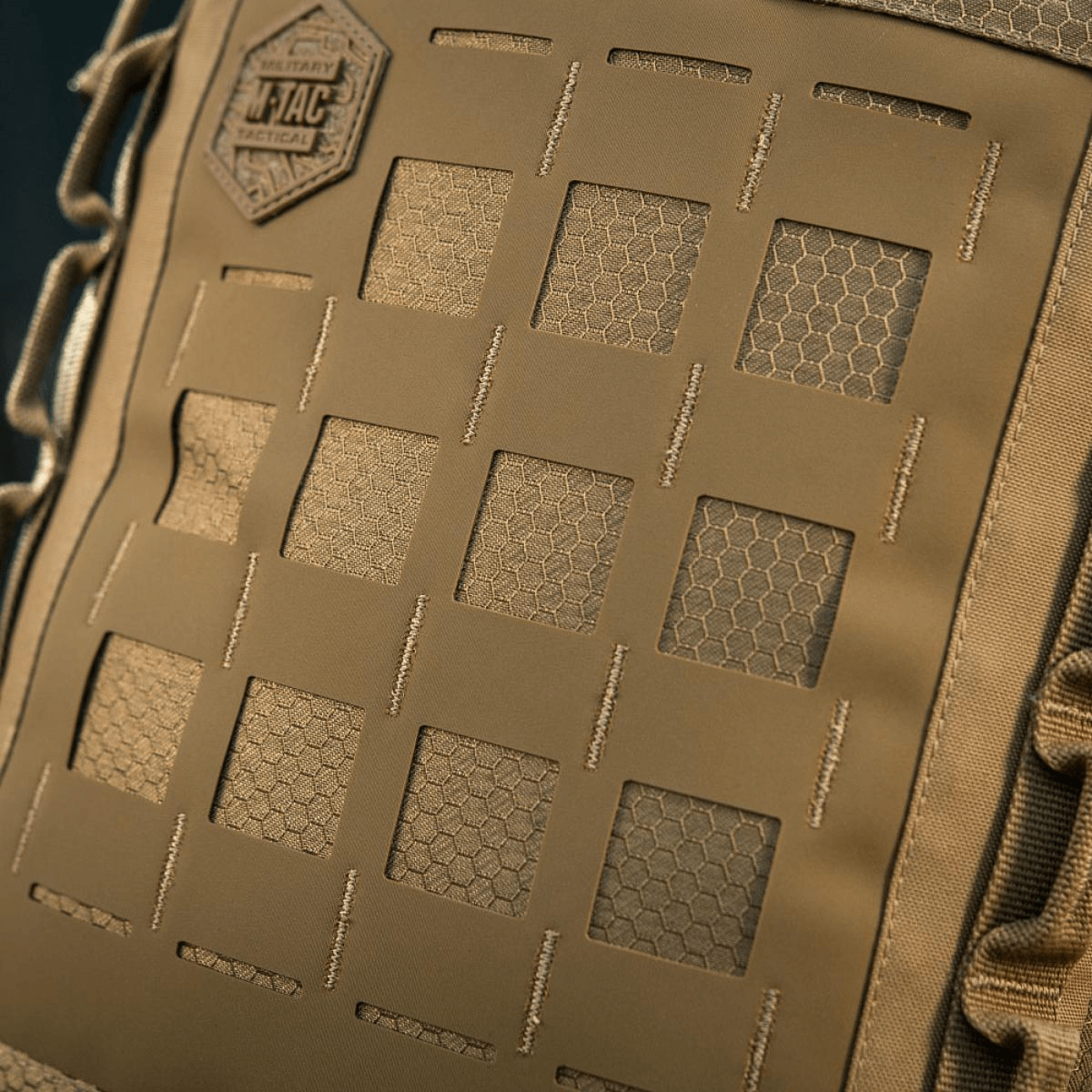 M-Tac Tablet Bag Laser Cut Hex med Laser Cut MOLLE, fremstillet i Cordura Hex for holdbarhed og funktionalitet.