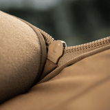 Nærbillede af M-Tac Tablet Bag Laser Cut Hex med YKK lynlås, lavet af robust Cordura-materiale til daglig brug.