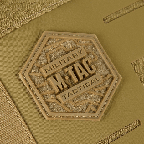 M-Tac Tablet Bag Laser Cut Hex med militært badge og laser cut MOLLE frontpanel i Cordura materiale.