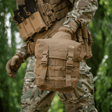 Soldat med M-Tac Sukharka Gen.3 Pouch monteret på uniform, robust feltpose med MOLLE-interface, lavet af Cordura 500D