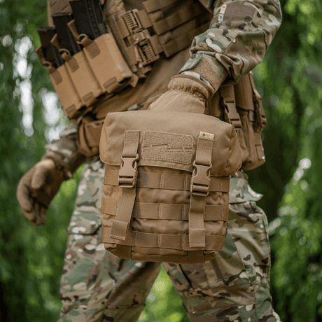 Soldat med M-Tac Sukharka Gen.3 Pouch monteret på uniform, robust feltpose med MOLLE-interface, lavet af Cordura 500D