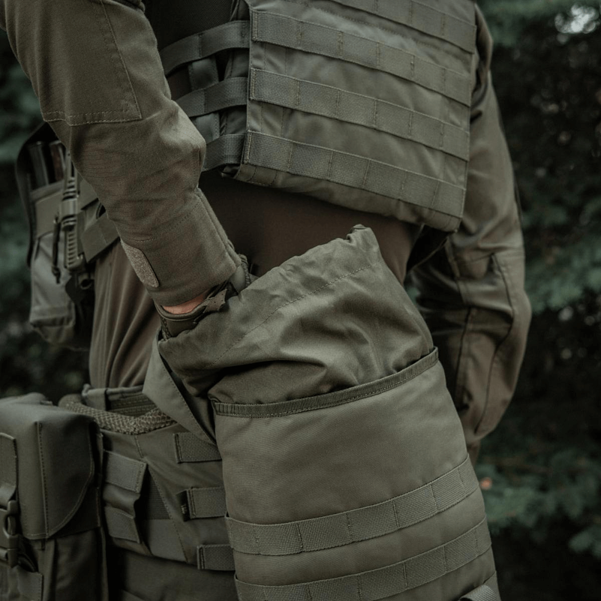 M-Tac Sukharka Gen.3 Pouch monteret på militæruniform med MOLLE-interface i grøn farve, robust Cordura 500D materiale.