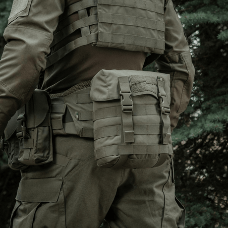 M-Tac Sukharka Gen.3 Pouch monteret på militær rygsæk via MOLLE-interface, fremstillet i robust Cordura 500D materiale.