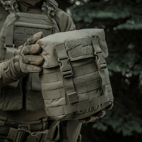 Nærbillede af M-Tac Sukharka Gen.3 Pouch i Cordura 500D med MOLLE-interface og fastex-lukning i naturligt miljø.