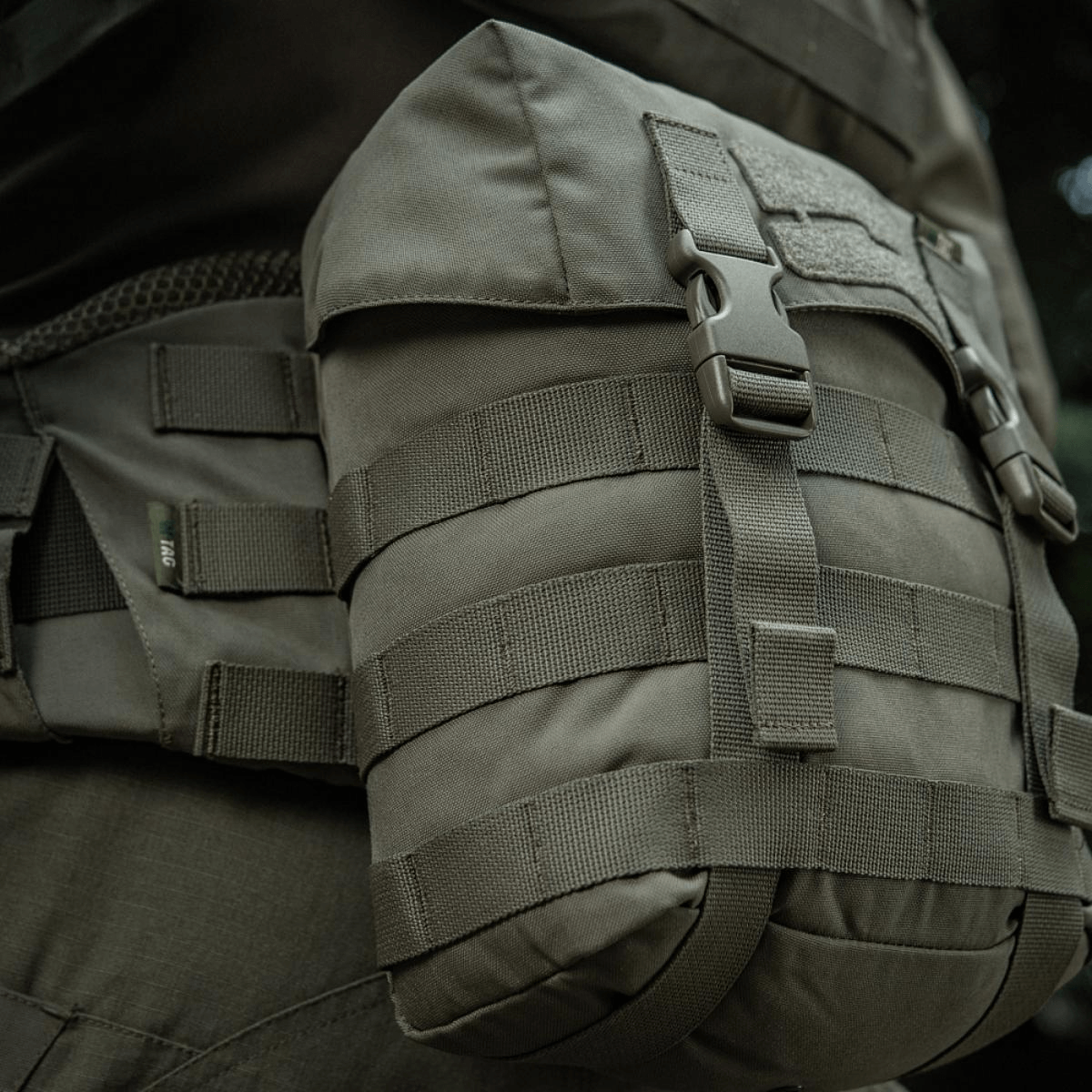 M-Tac Sukharka Gen.3 Pouch monteret på rygsæk med MOLLE-interface og fastex-lukning. Fremstillet i slidstærk Cordura 500D.