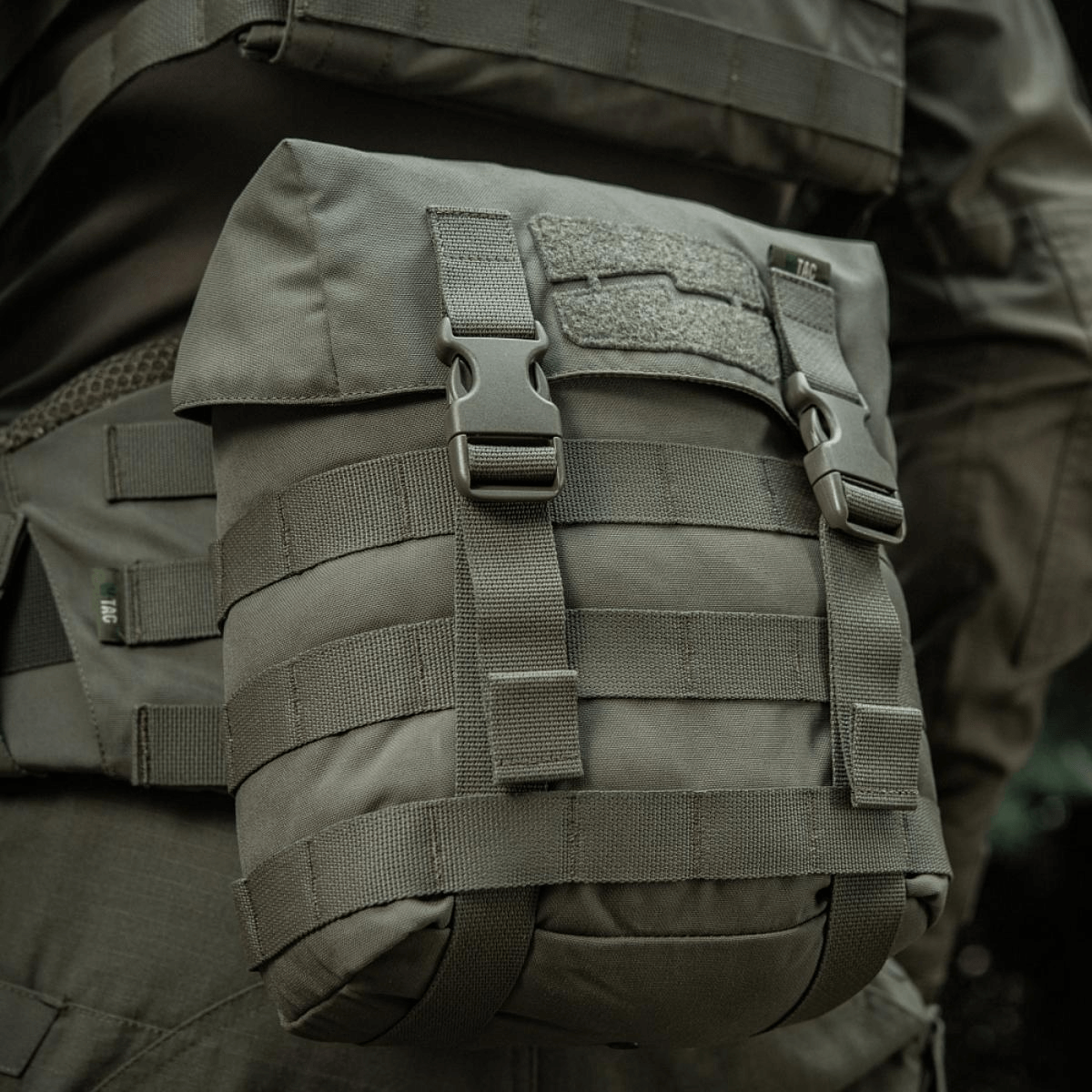 M-Tac Sukharka Gen.3 Pouch monteret på MOLLE-udstyr, fremstillet i holdbart Cordura 500D med fastex-lukning og elastik. Perfekt til militært brug.