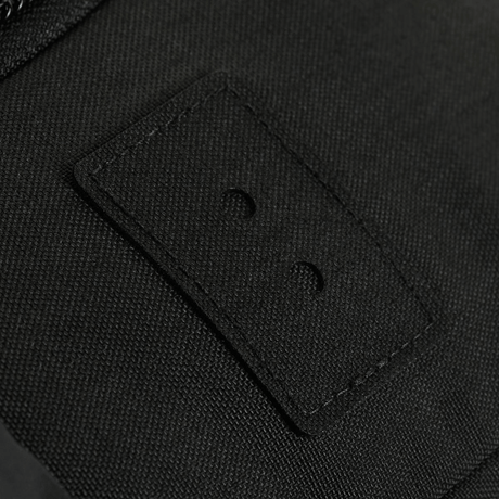 Sort tekstil close-up med syninger og knaphuller, detalje af stofdesign.