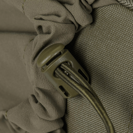 Grønt spænde på en vandrerygsæk med snøre i nærbillede.