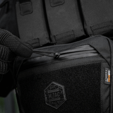 M-Tac Large Elite Gen.II Skuldertaske i Cordura 500D med YKK lynlåse, vises med Velcro-panel og hexagon brandlogo