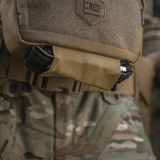 M-Tac Large Elite Gen.II Skuldertaske i Cordura 500D med YKK lynlåse, viser detalje af Velcro-panel og brandlogo.