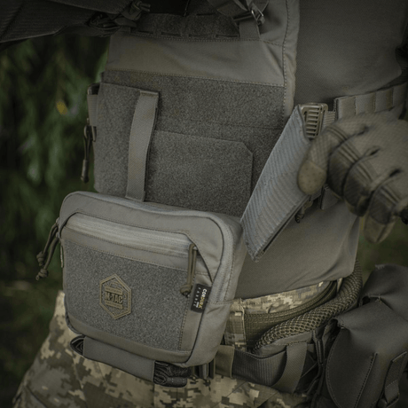 M-Tac Large Elite Gen.II Skuldertaske i grå med front Velcro-panel og taktisk design, fremstillet i slidstærk Cordura 500D til udstyr.