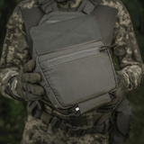 M-Tac Large Elite Gen.II Skuldertaske holdt af person i camouflage, fremstillet af Cordura 500D, perfekt til taktisk brug og udstyrstransport.