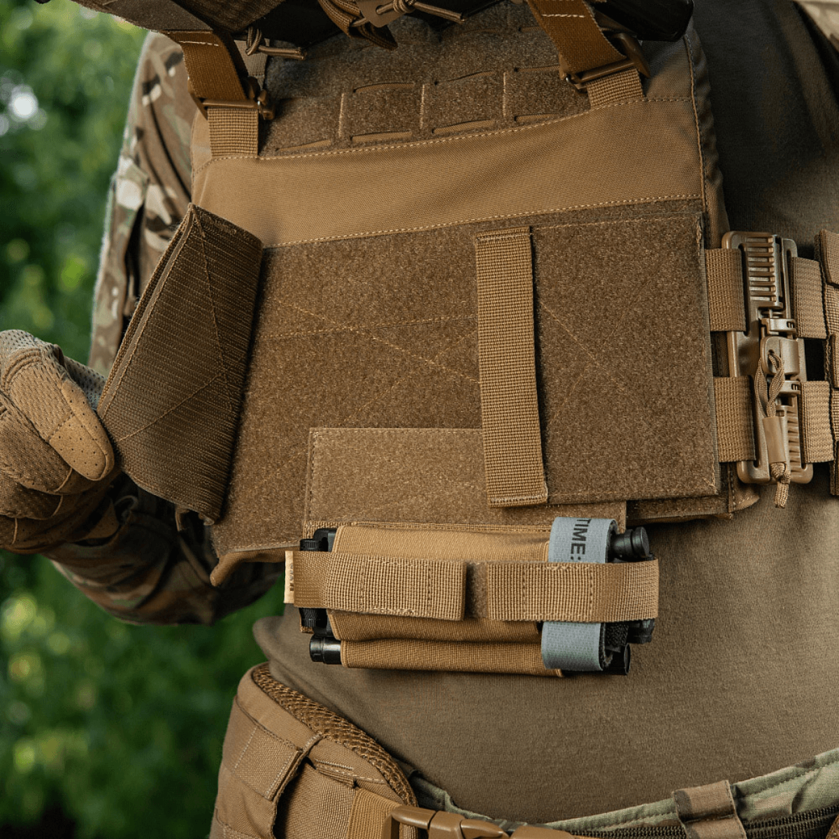 Taktisk opstilling med M‑Tac Tourniquet Pouch Elastic Gen.5 monteret på vest, hurtig adgang fra begge sider, lavet af Cordura 500D.