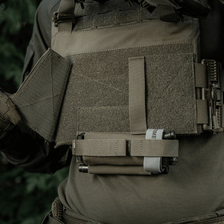 M‑Tac Tourniquet Pouch Elastic Gen.5 fastgjort på taktisk vest i outdoor miljø, holdbar Cordura 500D materiale med elastik og velcro