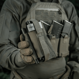 Taktisk udstyr med M‑Tac Tourniquet Pouch Elastic Gen.5, holder tourniquet sikkert på plads.