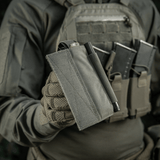 Taktisk udstyr med M‑Tac Tourniquet Pouch Elastic Gen.5 holdende CAT tourniquet, elastisk bånd og velcro på en plate carrier
