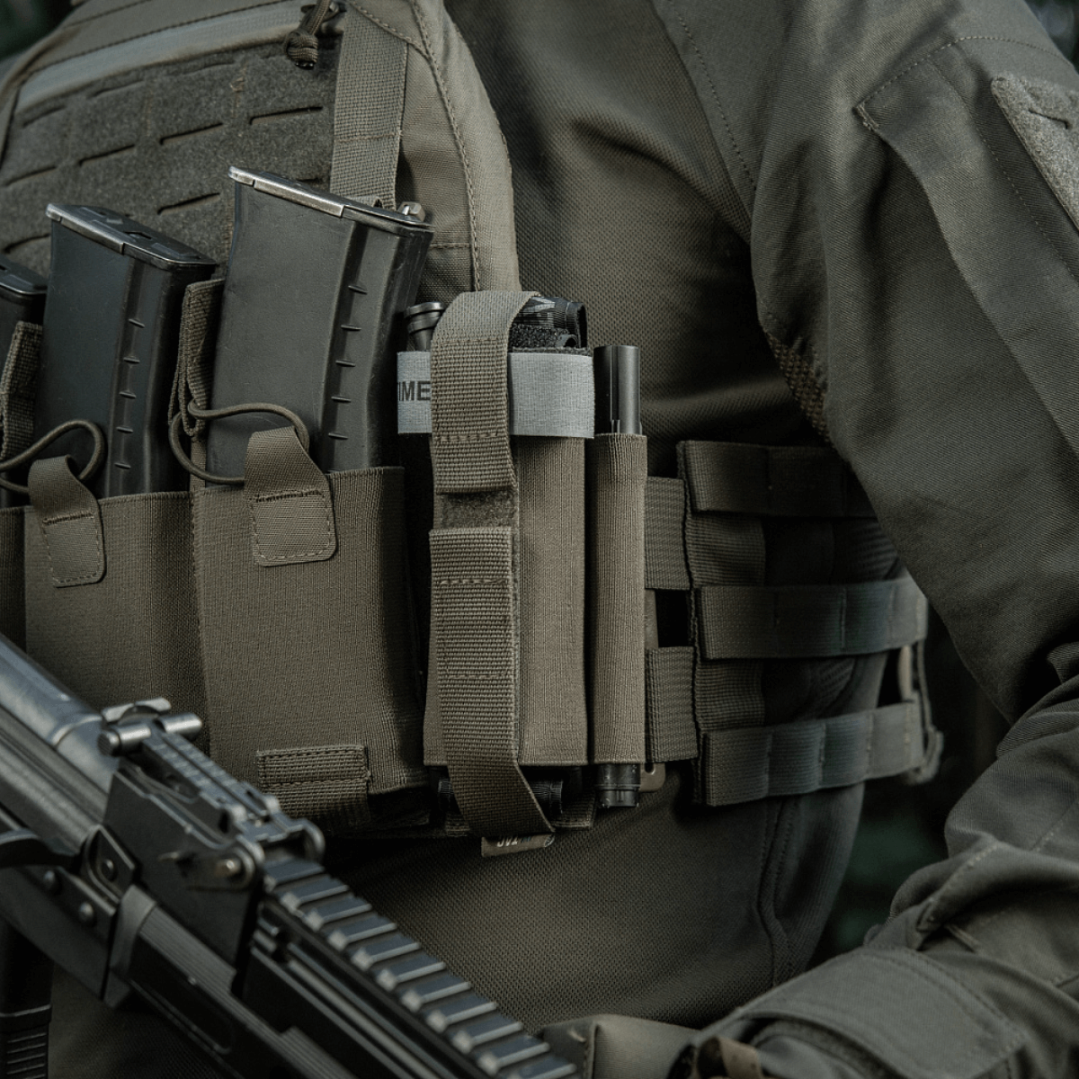 M‑Tac Tourniquet Pouch Elastic Gen.5 i brug på taktisk udstyr, med hurtig adgang og sikker fastgørelse, Cordura 500D, 15x5x9.5 cm