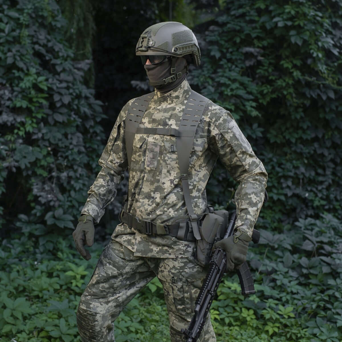 Soldat i camouflagetøj med M-Tac Skulderstropper til taktisk bælte Laser Cut i skovmiljø