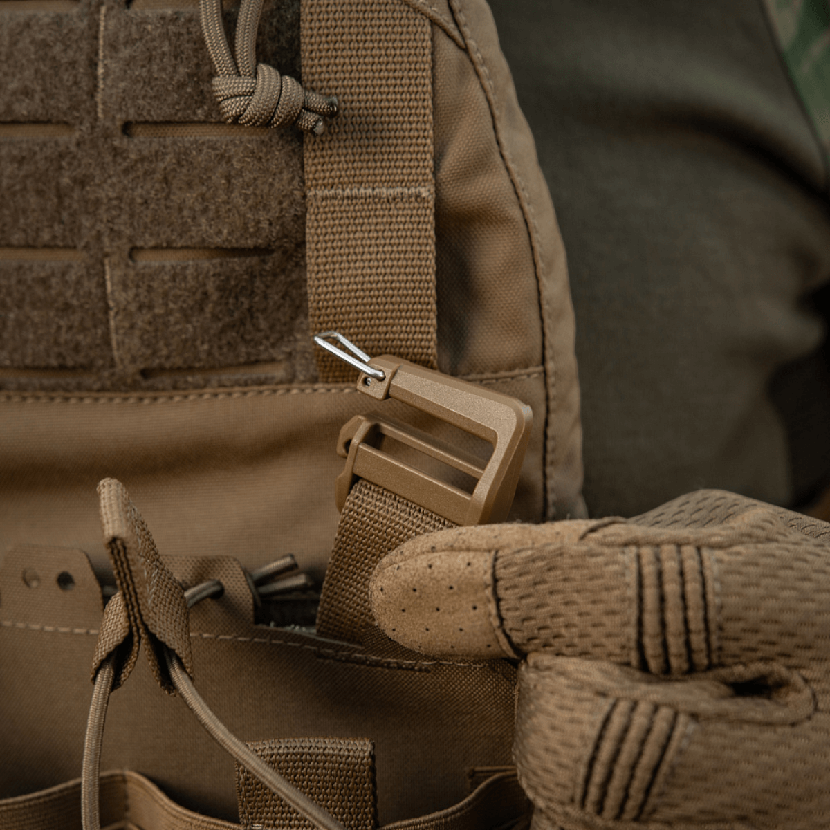 M-Tac Frontpanel til Cuirass QRS Pladebærer Tre Magasiner, designet til sikker magasinholdning, lavet af slidstærkt Cordura Squadron.